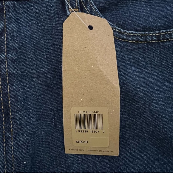 NWT- Levi's 505 - Relaxed Fit Jeans with Classic Stitching - Picture 2 of 6